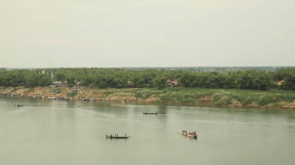 Верхний вид на реку Меконг и рыбацкие лодки, поднимающие большую сеть из воды — стоковое видео