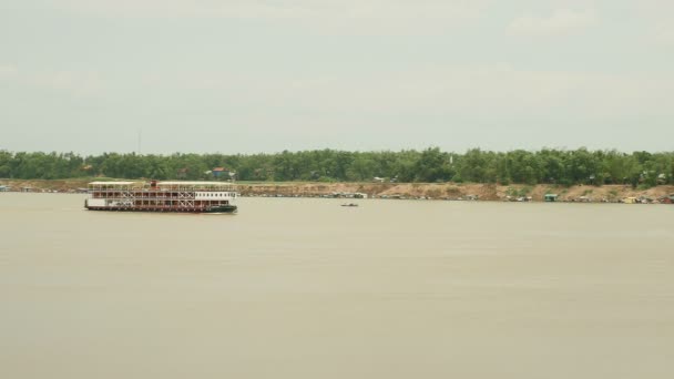 Bateau de croisière naviguant sur la rivière — Video