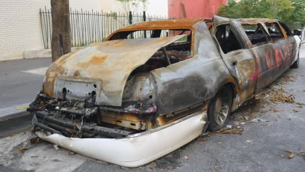 Primer plano en la parte trasera de una limusina blanca quemada en París — Vídeos de Stock