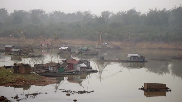 Husbåtar, kinesiska fiskenät och trä fisk lådor på floden i tidig morgondimma — Stockvideo