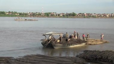  İşçi ve bambu Polonyalılar taşıyan nehir uzak çizim mavna