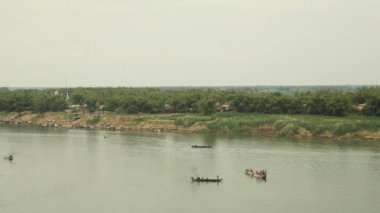 Üst görünümü Mekong Nehri ve balıkçı tekneleri su dışında büyük bir net kaldırma