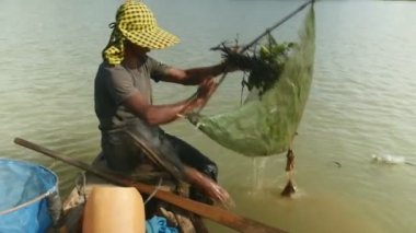 Damla nehir dışında net ve alıcı çekerek karides fisher karides (yakın )