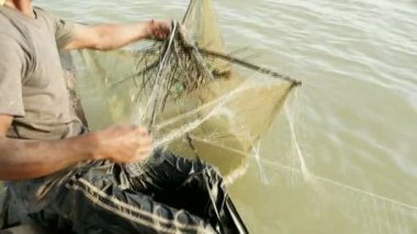 fisher çekerek damla bir nehir ve alıcı karides dışında net yakın çekim