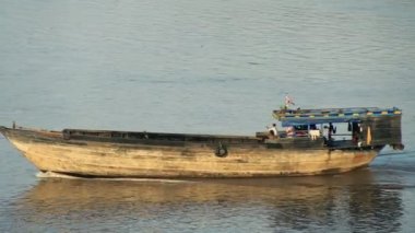 Eski ahşap tarama mavna nehir aşağı ilerliyor