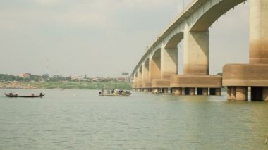  Köprünün altından çok sular dışında büyük bir net kaldırma teknelerde balıkçılar