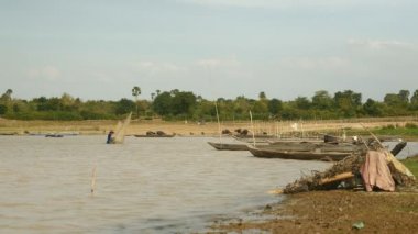 fon olarak su bufalo sürüsü gider iken lave net balıkçı gölde bir karides yakalamak balıkçı