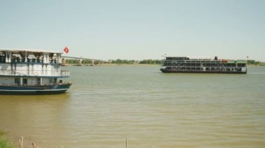 Başka bir nehrin kenarında demirleyen geçen gemi cruise