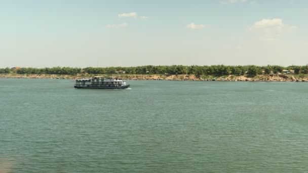 Kreuzfahrtschiff fährt auf Fluss — Stockvideo