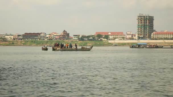 Pescadores em barcos levantando uma grande rede para fora da água; Riverside cidade no fundo — Vídeo de Stock