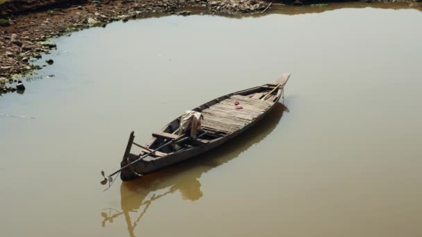 Vista superiore di una piccola barca di legno da pesca galleggiante sull'acqua — Video Stock