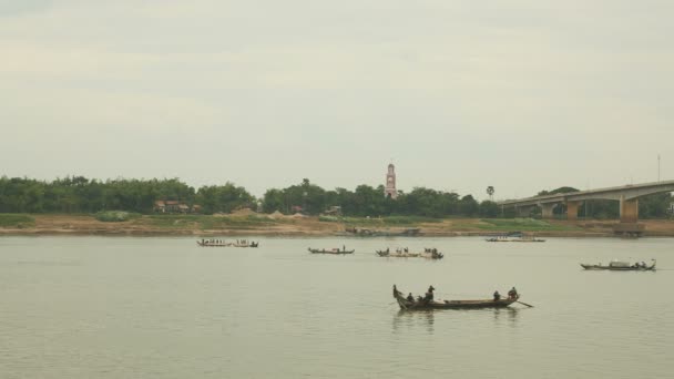 Fiskare i båtar som lyft ett stort netto ur vattnet. Bron i bakgrunden — Stockvideo