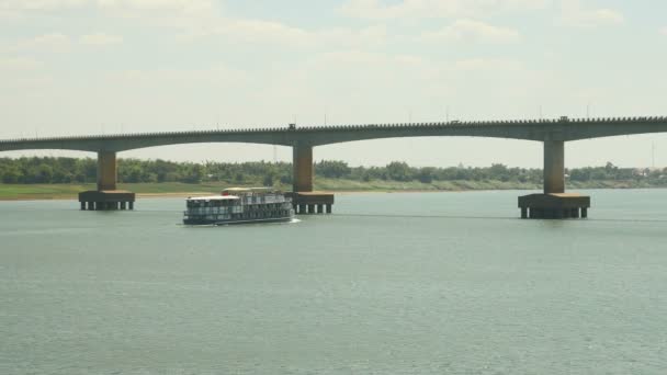 Kreuzfahrtschiff fährt unter Brücke auf Fluss — Stockvideo