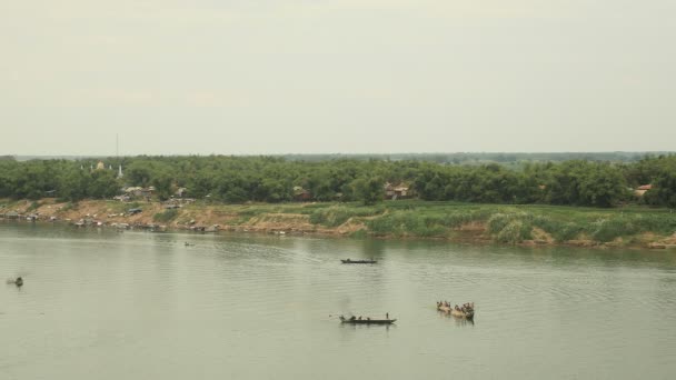 Vista superior do rio Mekong e barcos de pescadores levantando uma grande rede para fora da água — Vídeo de Stock