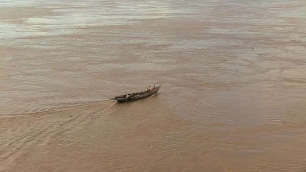 Incliner vers le haut sur un petit bateau de pêche en bois traversant la rivière — Video