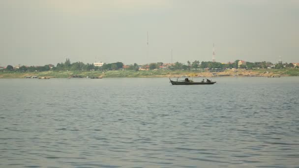Pescatore in una canoa scavata nel fiume Mekong — Video Stock