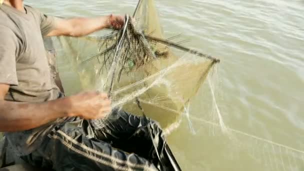 Close up van een fisher trekken daling netto uit de rivier en de visvangst garnalen — Stockvideo