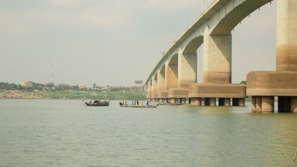 Vissers in boten opheffing van een groot net uit het water onder de brug — Stockvideo