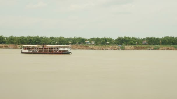 Kryssningsfartyg seglar på Mekongfloden — Stockvideo