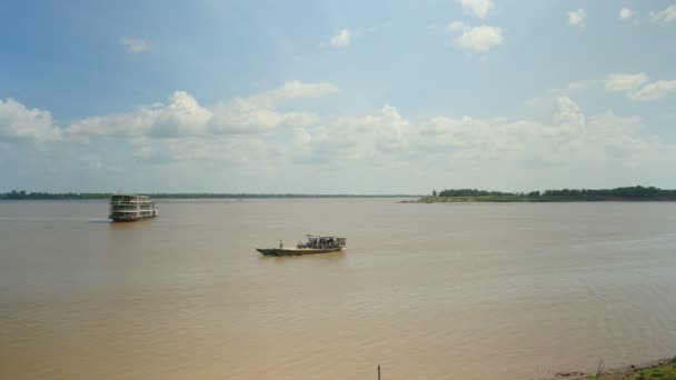 Bateau de croisière sur la rivière se rapprocher de la rive ; Ferry bateau traversant la rivière au premier plan — Video