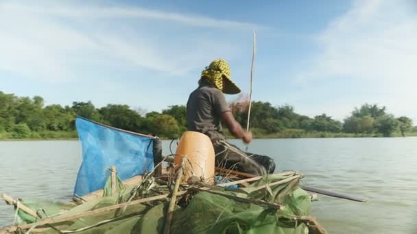 Fisher τράβηγμα σταγόνα καθαρό από το ποτάμι, αλίευση γαρίδες και ρίχνουν πήρε σε διχτυού, κρεμασμένα από βάρκα — Αρχείο Βίντεο