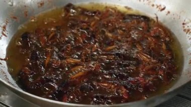 Wok pişirme derin kızartma çekirge yakın çekim