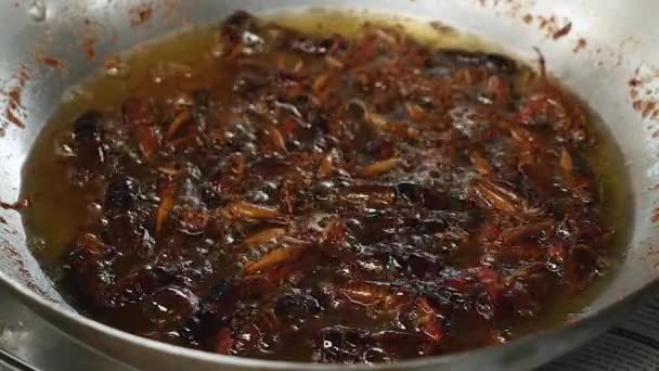 Close-up of deep frying grasshoppers in wok cooking — Stock Video