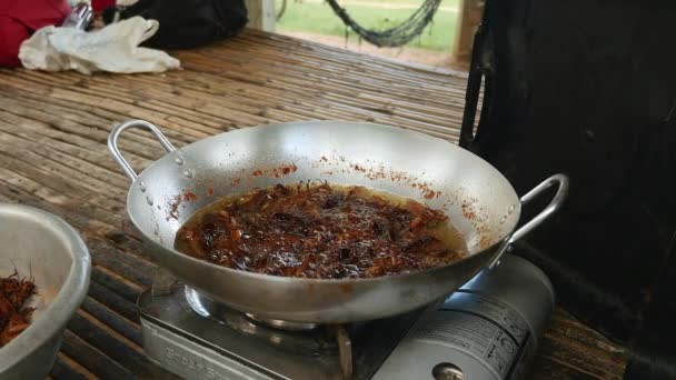 Faire frire les sauterelles dans le wok cooking — Video