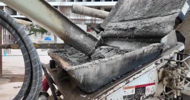 ıslak beton karıştırıcı paraşütünden pompa hoplatıcısına dökülüyor.