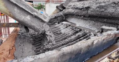 Bir karıştırıcı kanalından pompaya dökülen ıslak betonu kapatın..