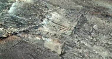 Yağmur sırasında sel basmış bir caddenin üzerinden akan yağmur sularını kapatın. (ağır çekim )