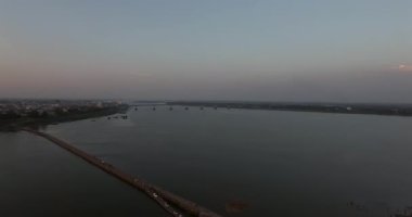 Hava görüntüsü Koh Paen bambu köprüsünün üzerinde uçuyor. Alacakaranlıkta Kizuna beton köprüsü ile birlikte..