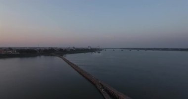 Hava görüntüsü, Kampong Cham 'da alacakaranlıkta Koh Paen bambu köprüsünü gözler önüne seriyor..