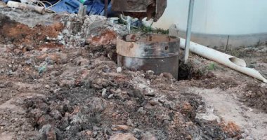 İnşaat alanında ıslak kil boşaltmak için açılan sıkıcı kazık kovası..