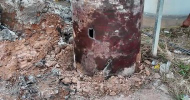 İnşaat alanında büyük bir metal kazık çekirdeğini kapatın..