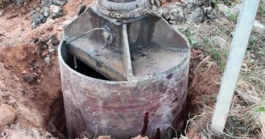 İnşaat alanında büyük bir metal kazık çekirdeğini kapatın..