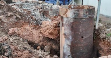 Kazılmış bir inşaat alanında büyük, paslı bir metal yığını..