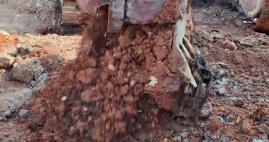 İnşaat alanındaki ıslak kilin boşaltılması için açılan bir kazık kovasını kapat.