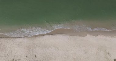 Kumlu bir plajda dalgaların kırılma görüntüsü..