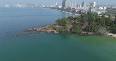 Orman yarımadası ve Sihanoukville şehir siluetinin yörüngesindeki hava manzarası.