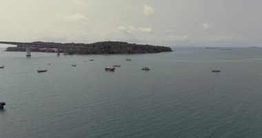 Geleneksel teknelerin havadan görünüşü, bazıları denizde, bir orman adası ve bir köprü yakınında..