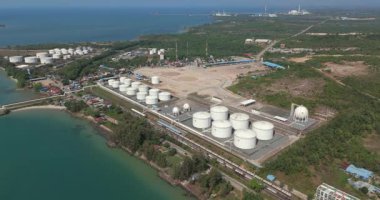 Hava Sahil Yakıt Depolama Tesisi, Beyaz Tanklar ve Tanker Treni.