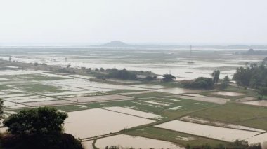 Kırsal manzara ve sular altında paddy alanları