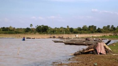fon olarak su bufalo sürüsü gider iken lave net balıkçı gölde bir karides yakalamak balıkçı