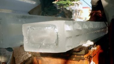 Küçük blok buz dışında daha büyük bir daire testere ile ön kesim buz satıcı