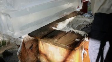 Bir kanca kullanarak ve buz bunun dışında küçük blokları ön kesim buz büyük bir blok hareket buz satıcı