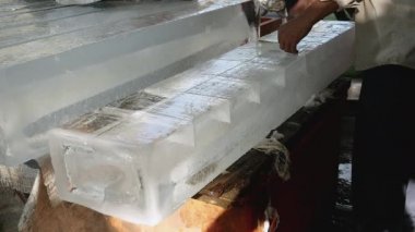 Buz blokları kesme ve koruma o satırda bir dondurucu içine buz satıcı