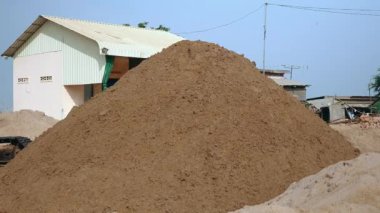 Boşaltma ve kum elden çıkarma sitesinde yığmaya Ekskavatör