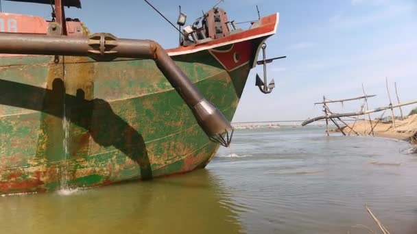 Sabbia dragaggio barca disegno lontano dalla riva del fiume — Video Stock