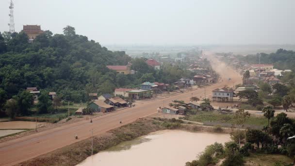 Vista superior de un pueblo principal camino polvoriento que pasa por una pequeña ciudad — Vídeo de stock